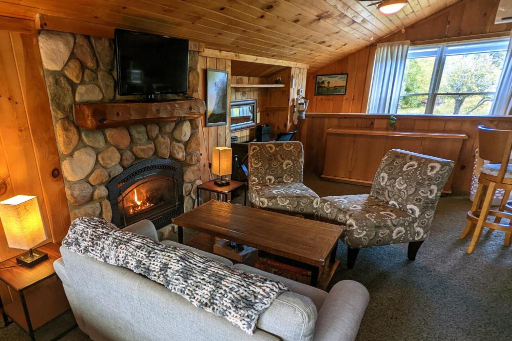吉尔福特Garage Cottage的带沙发和壁炉的客厅