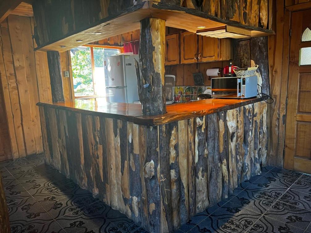 内尔图梅Cabañas Llakolen的一间厨房,内设木制台面