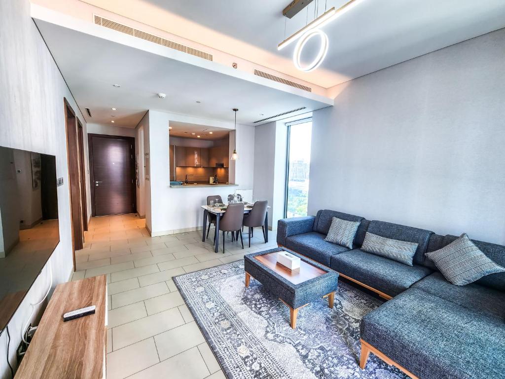 迪拜STAY BY LATINEM Luxury 1BR Holiday Home G6524 near Burj Khalifa的客厅配有沙发和桌子