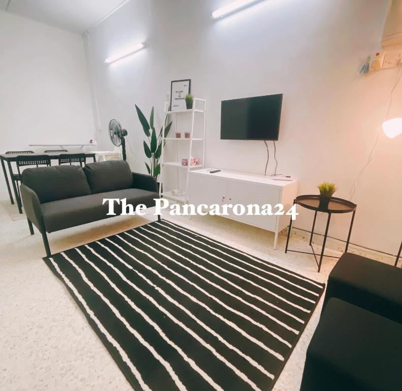 怡保The Pancarona24 Homestay forMuslim的带沙发和电视的客厅