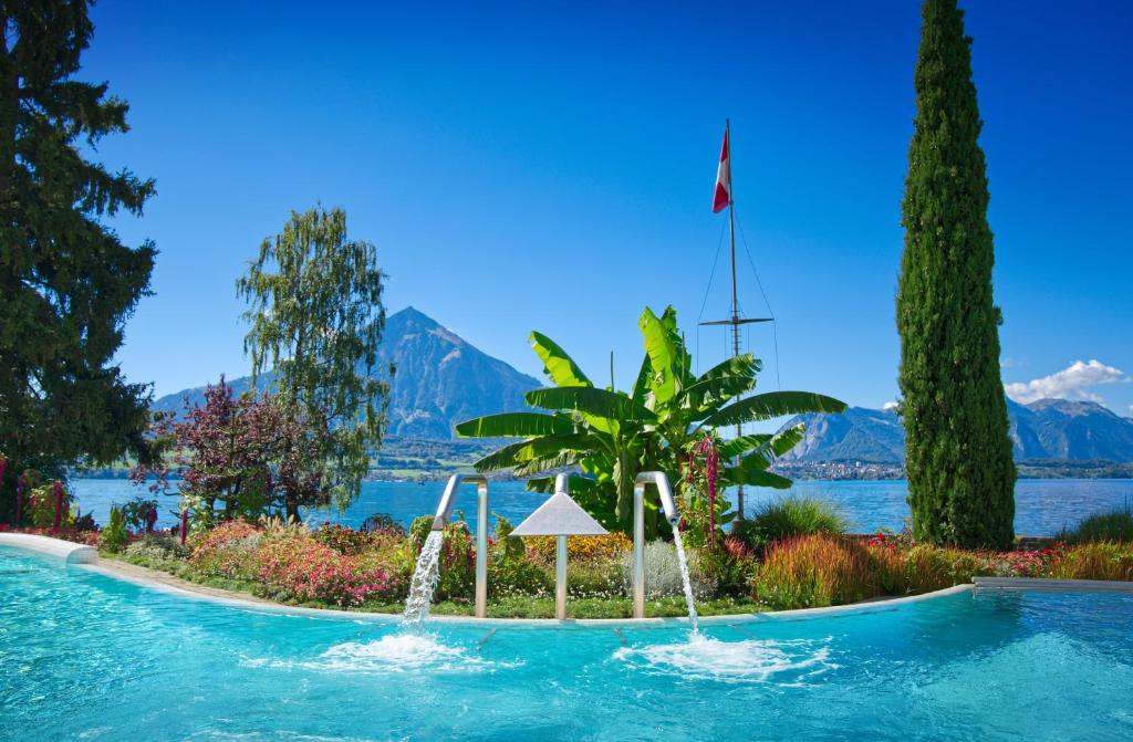 梅尔里根贝尔多斯康体SPA酒店的湖前带喷泉的游泳池