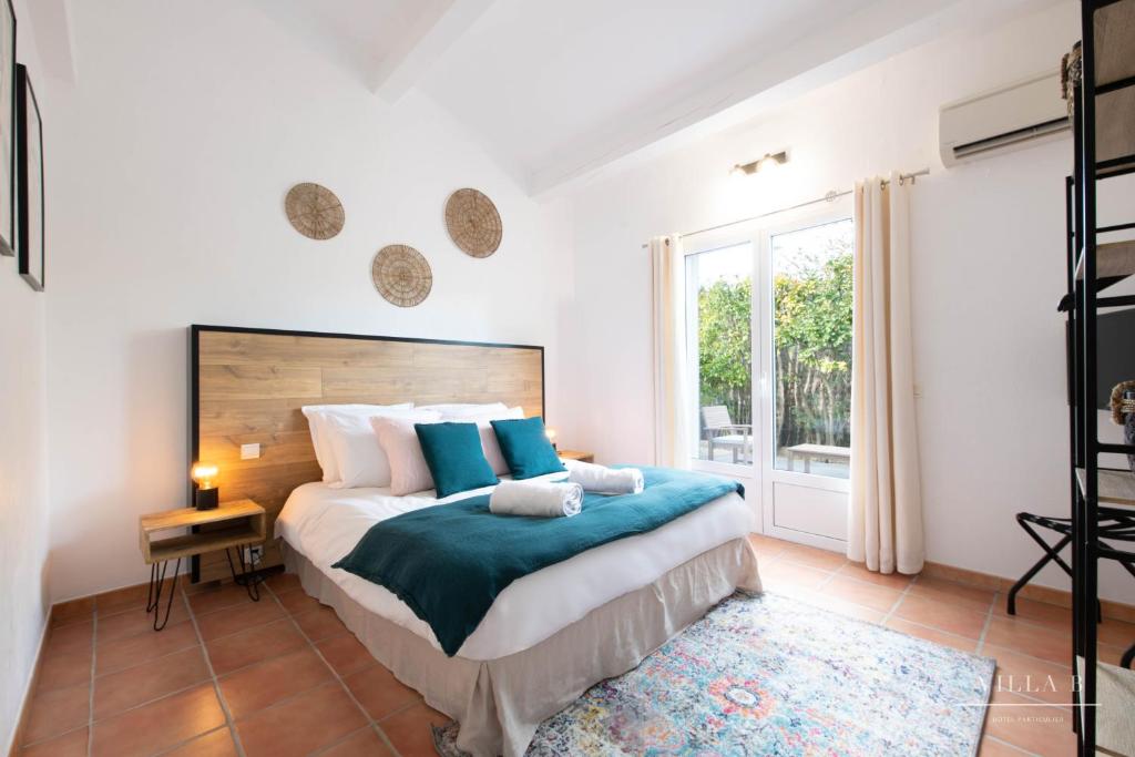 萨雷尔讷Villa B的一间卧室设有一张大床和一个窗户。