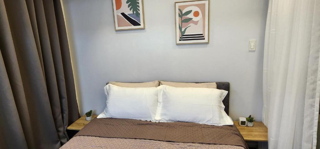 马尼拉Azure urban residences 1BR Unit fits max 3 persons的一间卧室配有一张带两个枕头的床