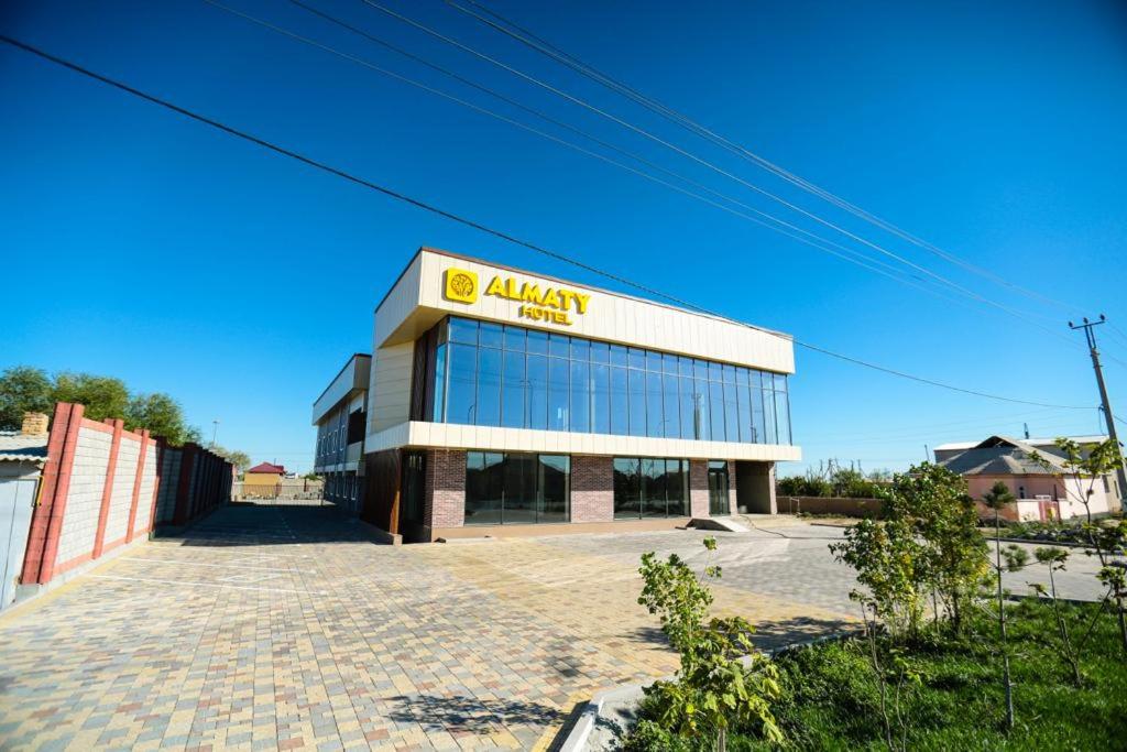 TürkistanAlmaty City的建筑的侧面有黄色标志