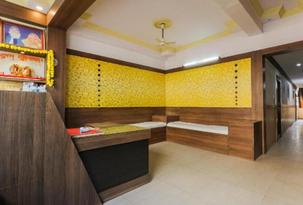 坎普尔Hotel Aditya Palace By WB Inn的浴室设有黄色的墙壁和黄色的墙壁