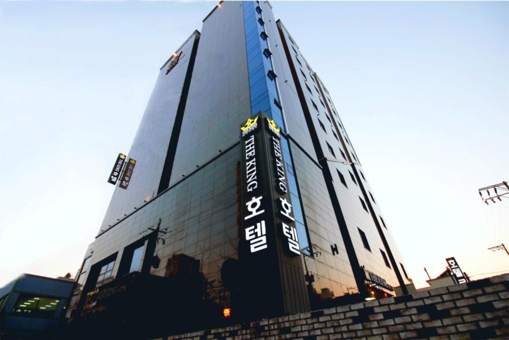 釜山The King Hotel的建筑的侧面有标志