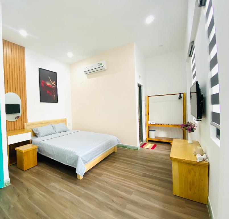 归仁Moon's House Homestay Quy Nhơn的一间卧室配有一张床和一台电视。