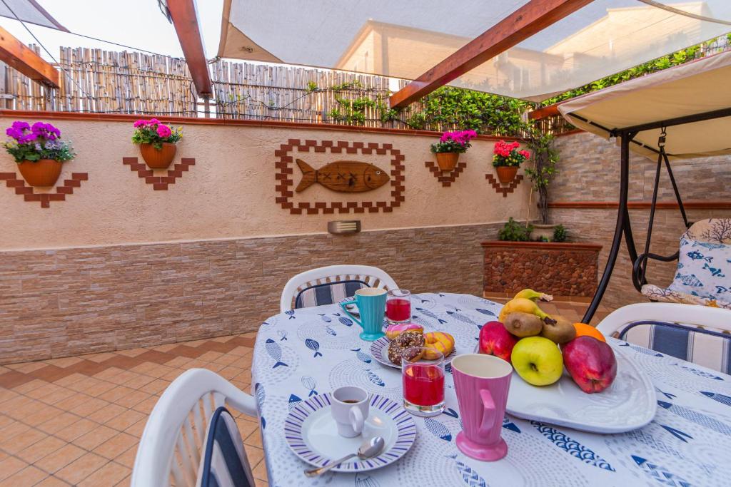 马达莱纳Casa Maria的庭院上带水果的白色桌子