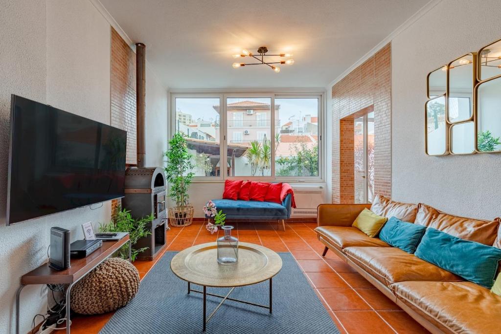塞图巴尔Setúbal Oasis House的带沙发和电视的客厅
