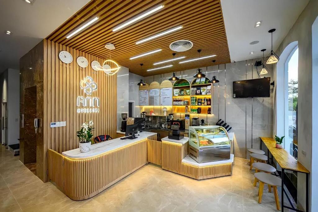 富国Ann Hotel & Spa Khem Beach PQ的一间咖啡店,房间里带柜台