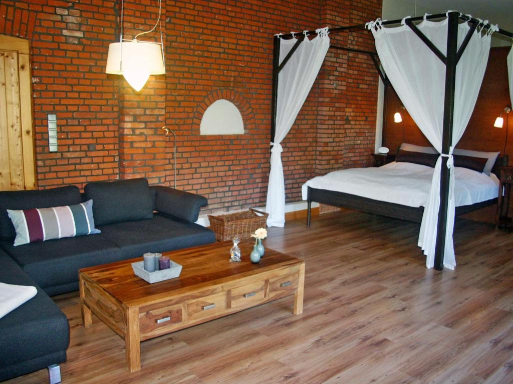 伯格奥夫费马恩迪埃施米德公寓的客厅配有沙发和1张床