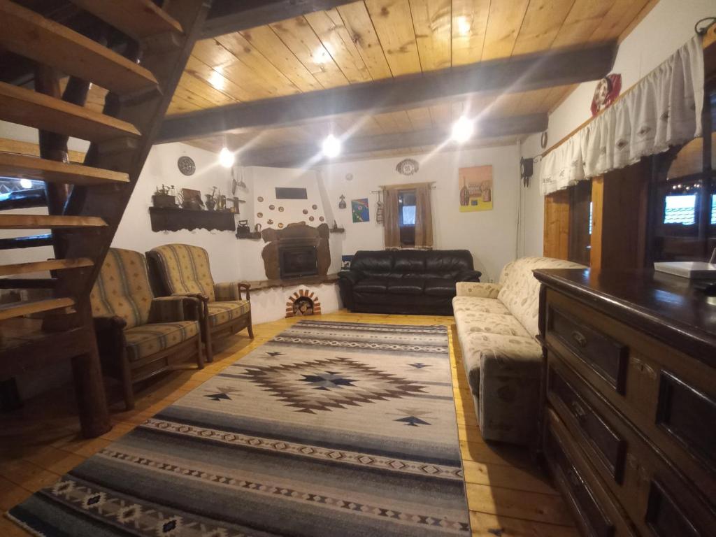 卡夫尼克Cabana Logolda的客厅配有沙发和桌子