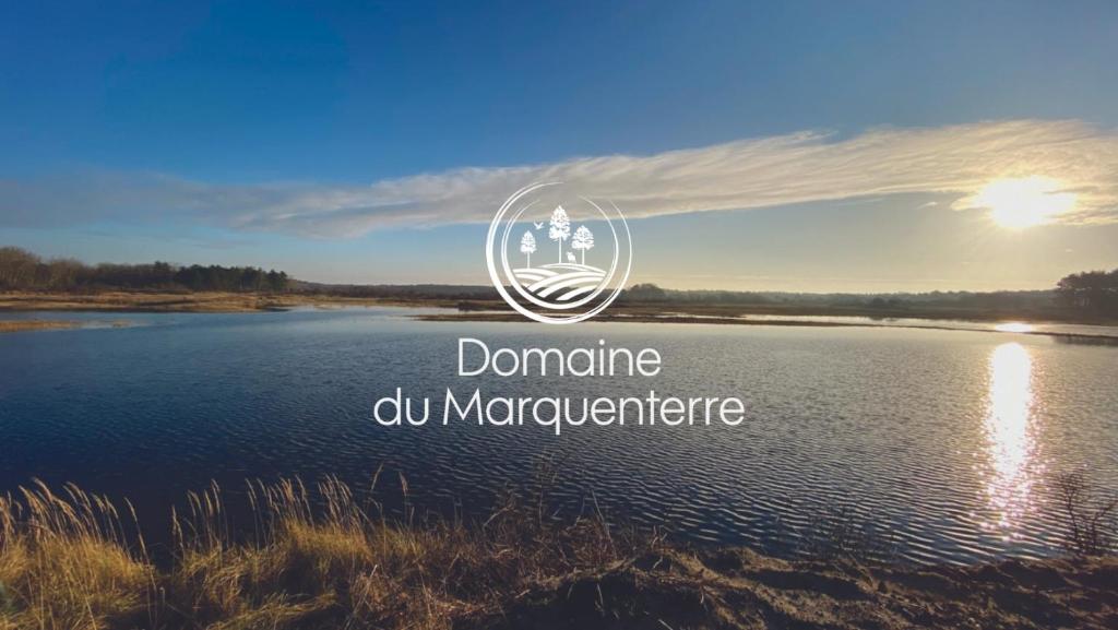 圣康坦昂图尔蒙Hôtel et Cottages Domaine Du Marquenterre的一张湖面图,上面写着多巴胺的词