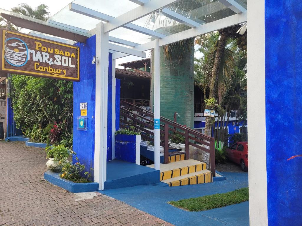 坎布里Pousada Mar & Sol de Camburi的蓝色建筑,标有餐厅标志
