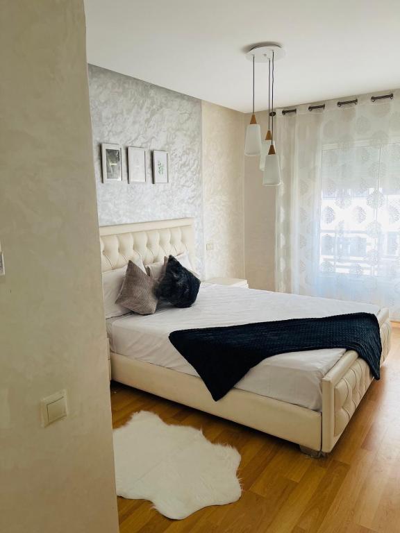 卡萨布兰卡Superbe Appartement au coeur de Casablanca的卧室配有一张白色大床