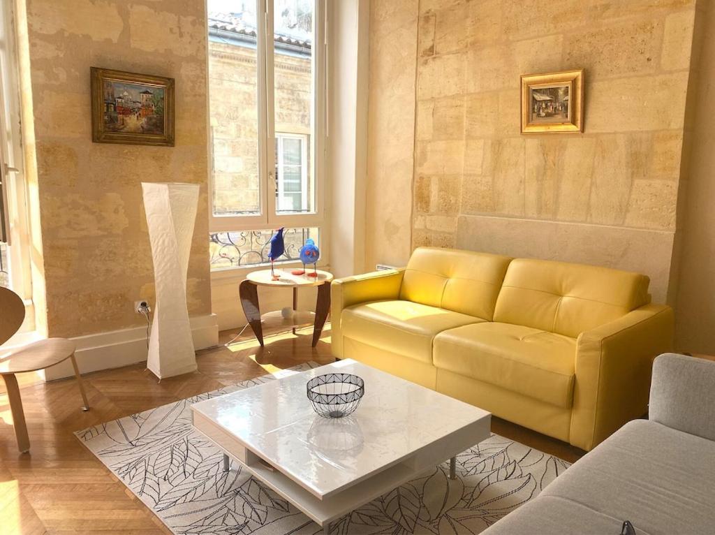 波尔多Fantastic 3-Room apartment heart of les Chartrons - Bordeaux的客厅配有黄色的沙发和桌子