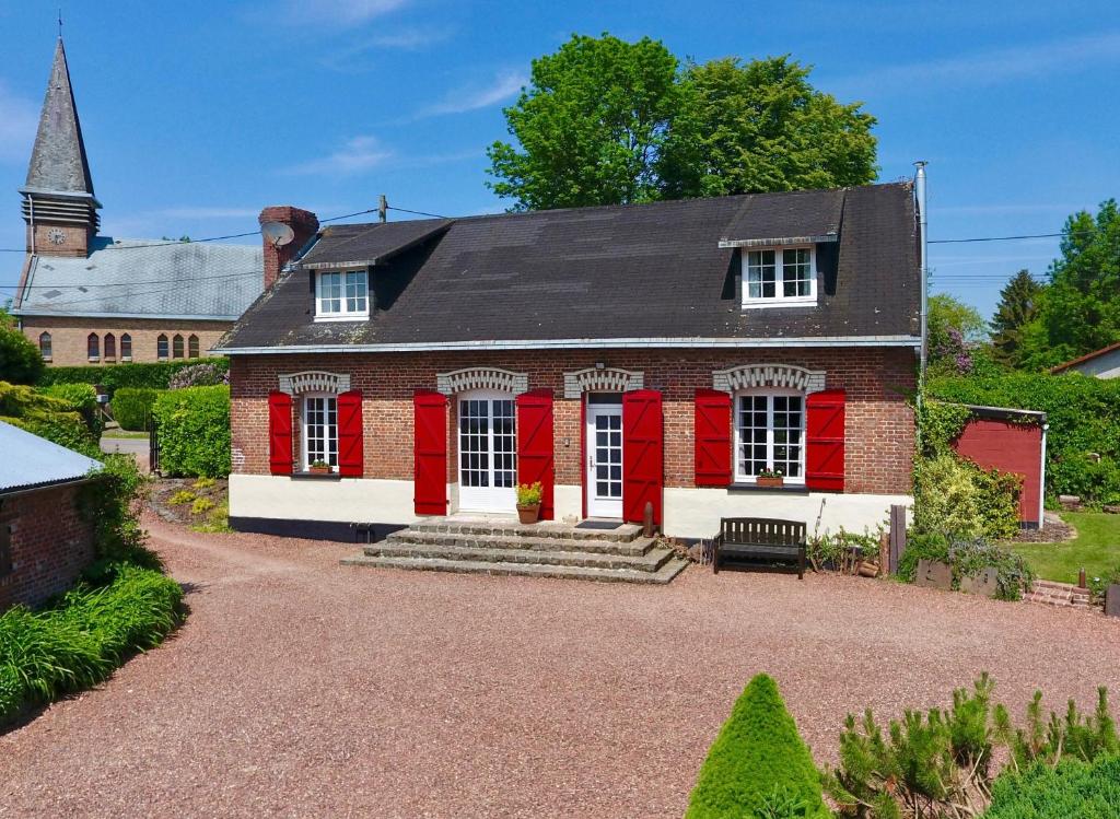 Hardecourt-aux-BoisChavasse House, Chavasse Farm, Somme的一座红色和白色的房子,有教堂