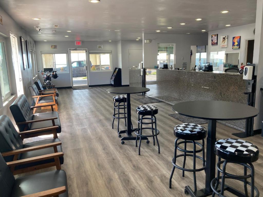Coast Riders Inn餐厅或其他用餐的地方