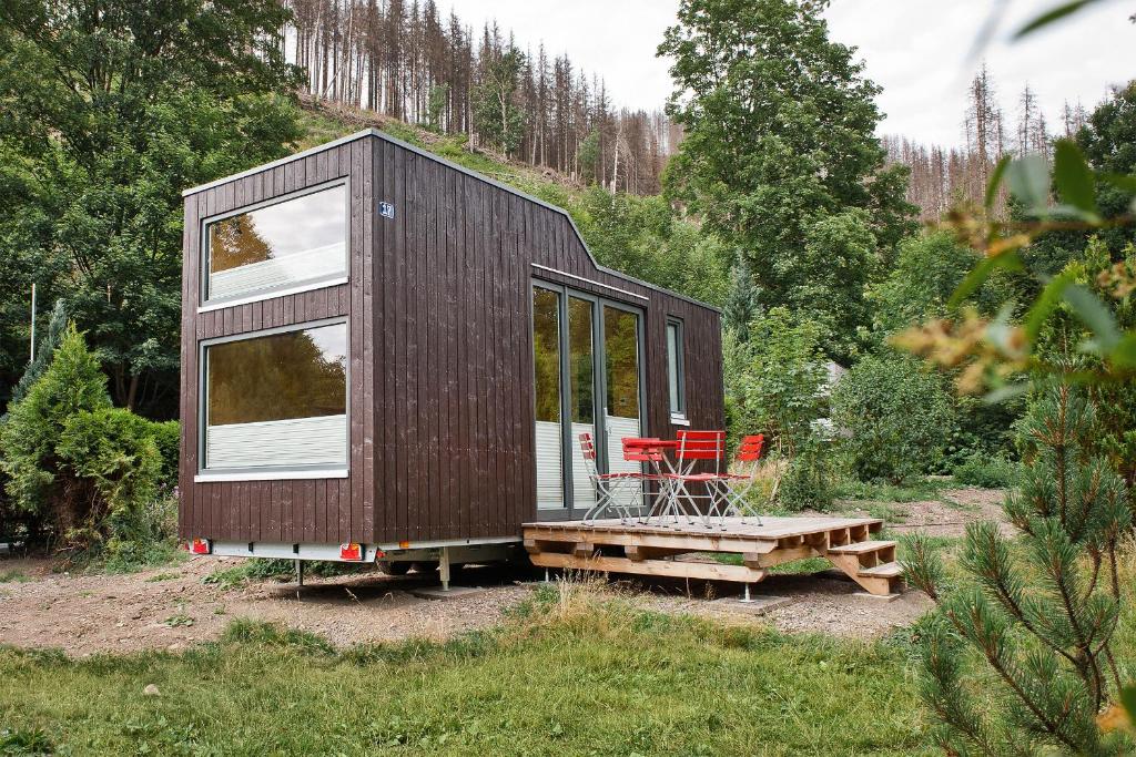 奥斯特罗德Tiny House Nature 17 - Green Tiny Village Harz的山顶上的小房子