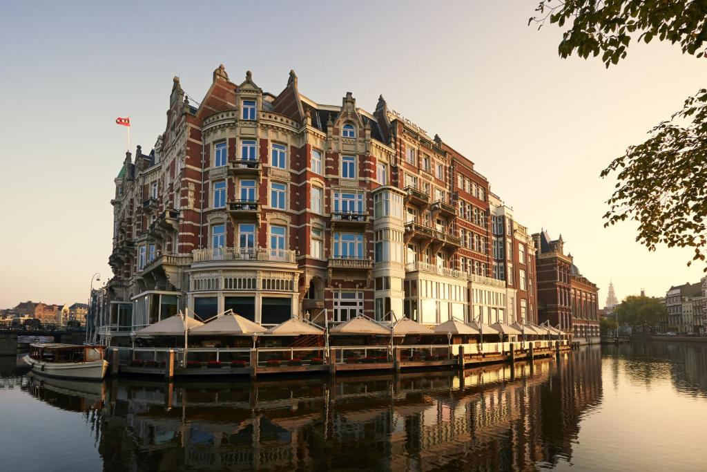 阿姆斯特丹阿姆斯特丹欧洲酒店 - 世界领先酒店集团的运河旁的一座大楼