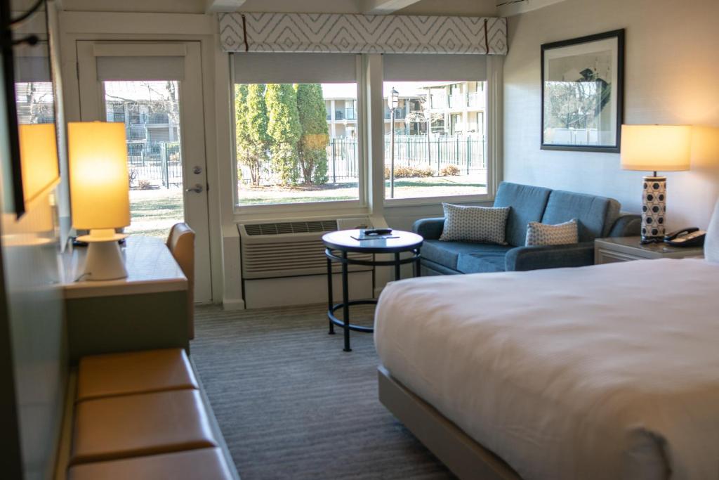 日内瓦湖阿比度假酒店的酒店客房,配有床和沙发