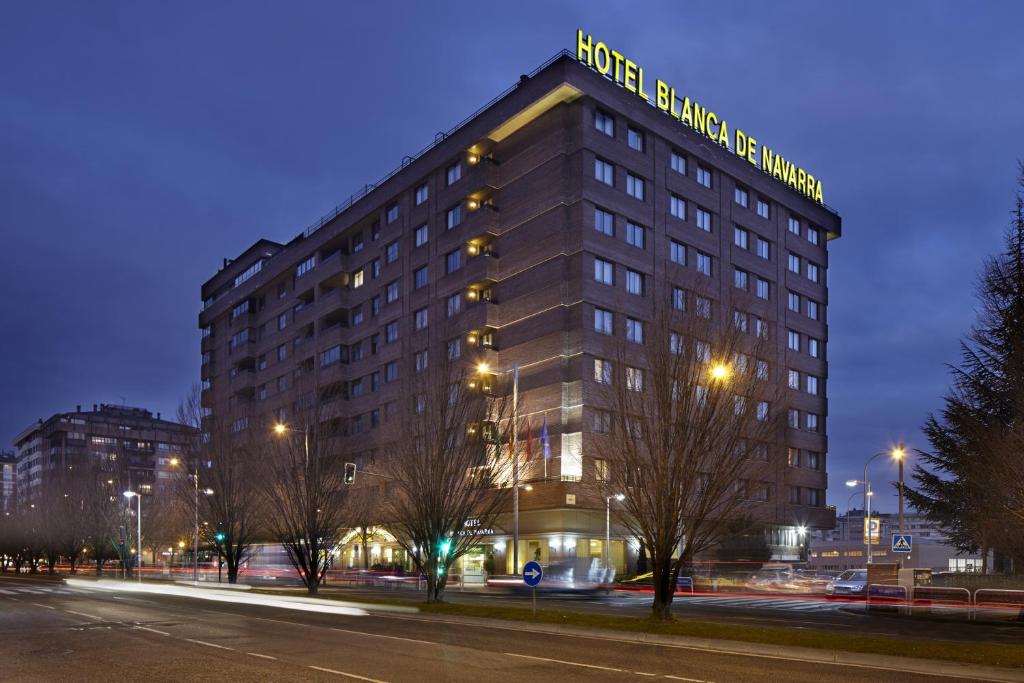 潘普洛纳纳瓦拉女王布兰卡酒店的一座酒店大楼,上面有标志