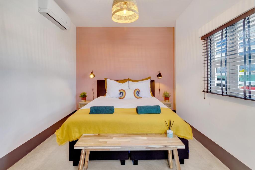 克拉伦代克New & luxurious Two Bedroom Apartment at the Water的一间卧室配有一张黄色毯子床