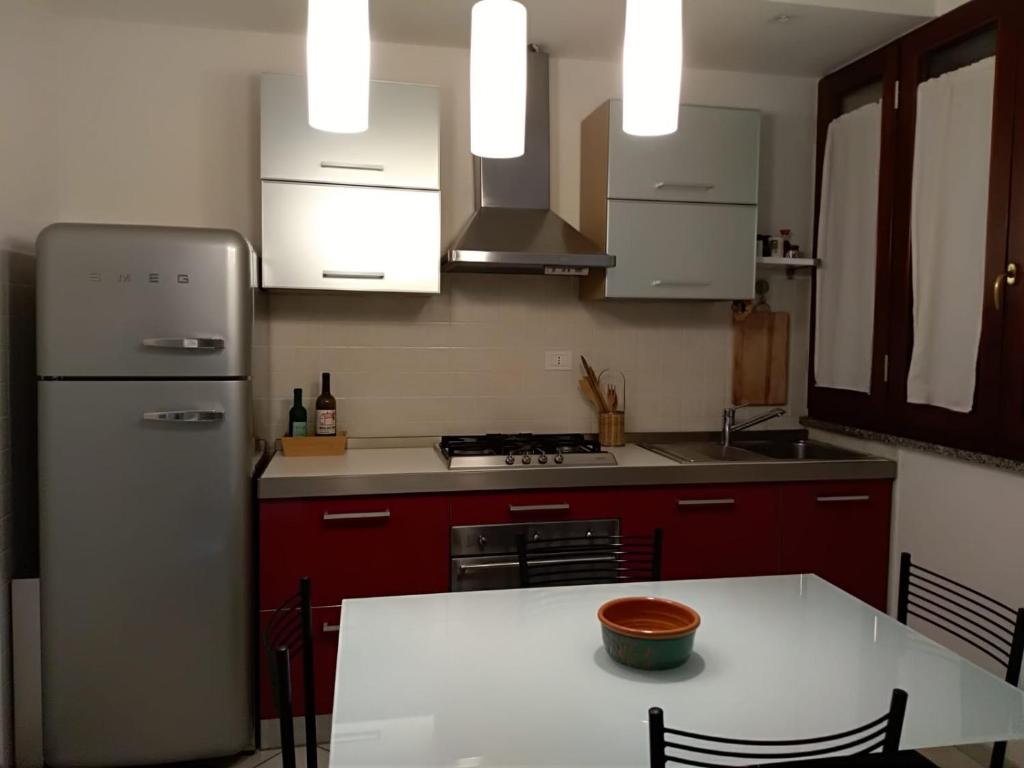 法诺Raki Apartment的厨房配有白色的桌子和冰箱。