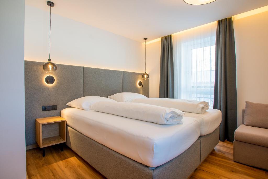 加尔蒂Apart Bergli的酒店客房设有两张床和窗户。