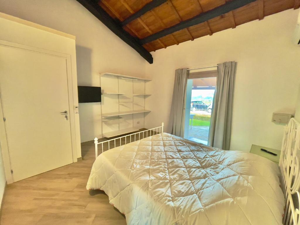 卡斯蒂亚达斯Domu Virginia的卧室配有白色的床和窗户。