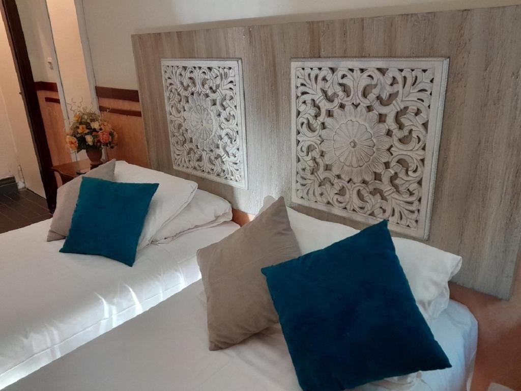 博洛尼亚圣费利切酒店的一间卧室配有白色床和蓝色枕头