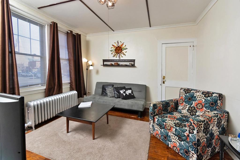 哈特福德The Wadsworth Suite A2的客厅配有沙发和椅子