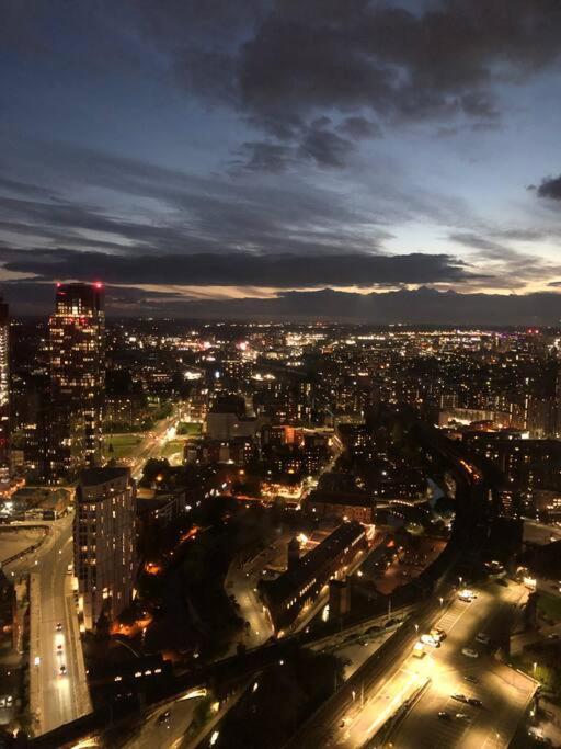 曼彻斯特Luxury apartment stunning views的城市夜间交通景观