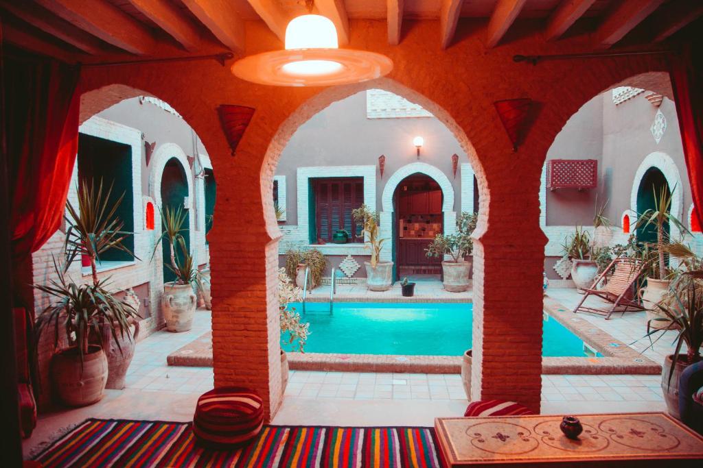 托泽尔Dar El Sultan Tozeur的中间设有游泳池的房子