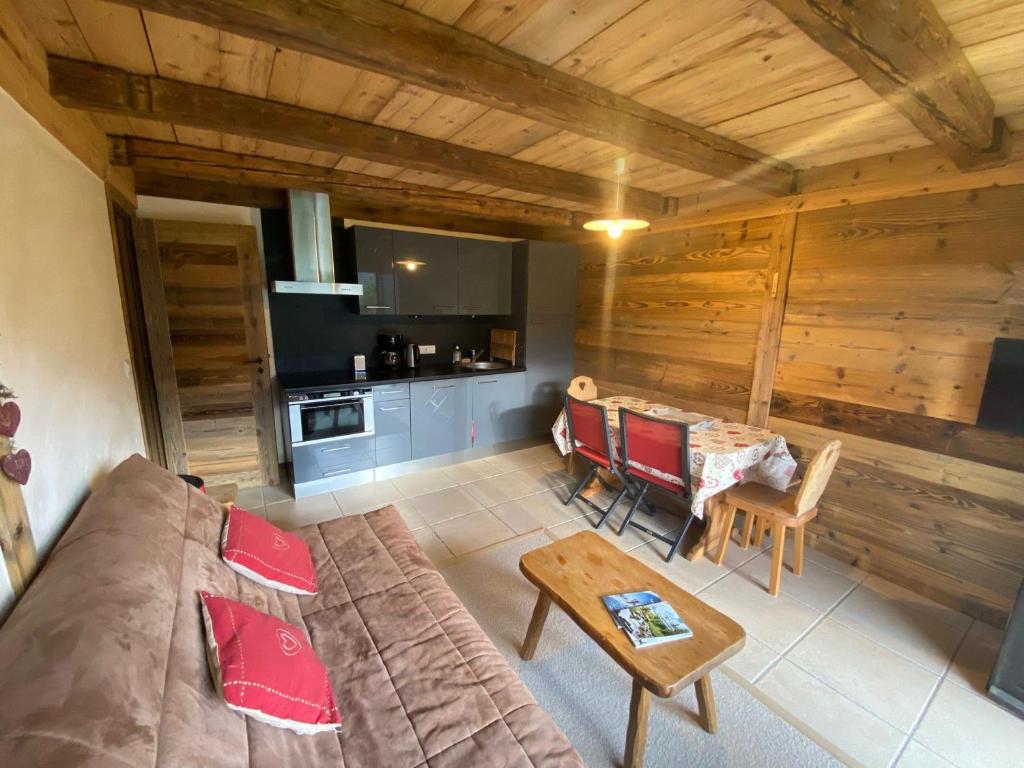 拉克吕萨Appartement La Clusaz, 3 pièces, 6 personnes - FR-1-459-28的客厅配有沙发和桌子