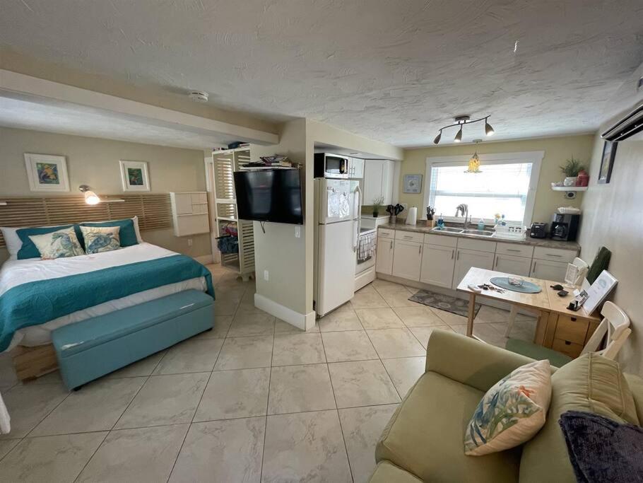 圣徒皮特海滩Cozy Beach Rental 1B/1B的一间设有床铺和厨房的大卧室