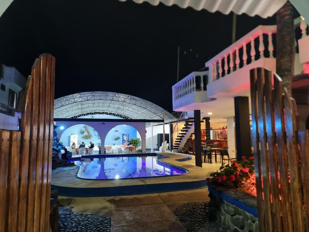 阿约拉港Fernandina Hotel & Spa的一座晚上设有游泳池的房子