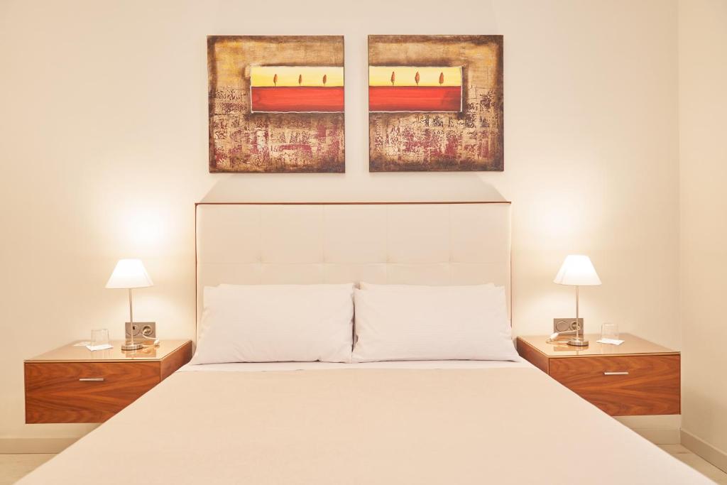 托梅略索维奥莱塔旅馆的一间卧室配有白色床和2个床头柜