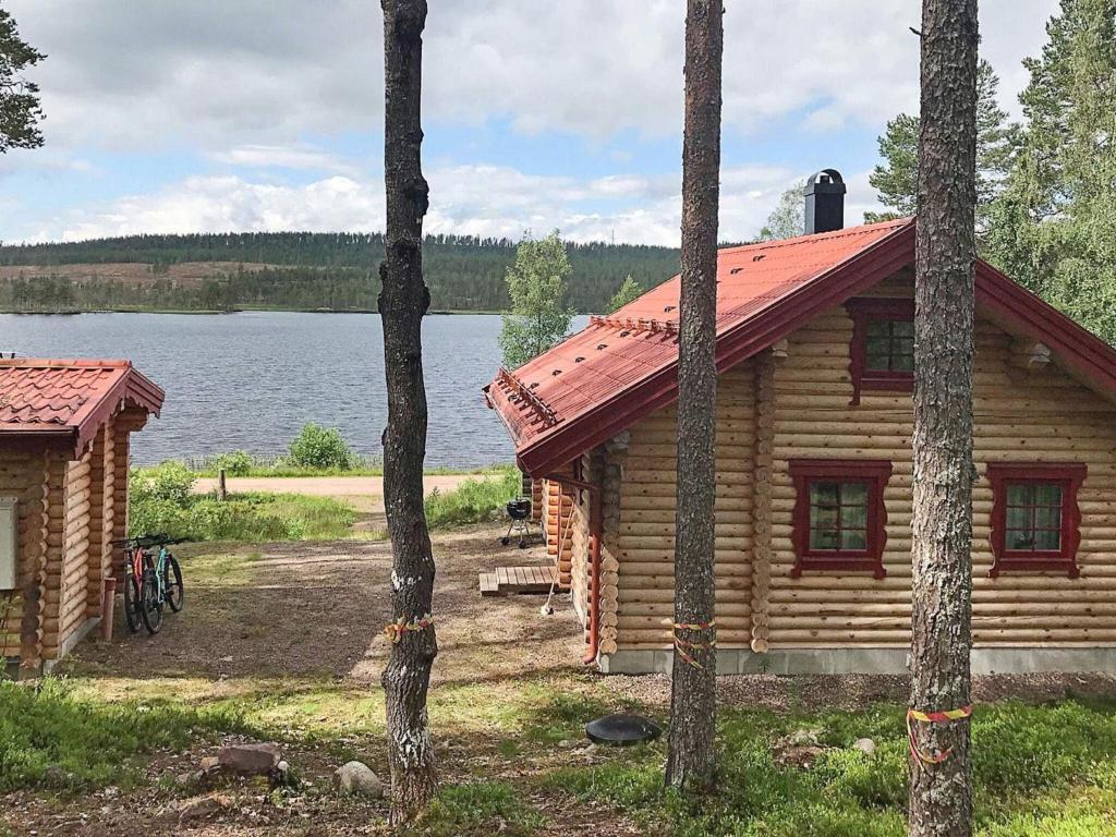 覃达达伦Two-Bedroom Holiday home in Sälen 2的湖畔树林中的小木屋