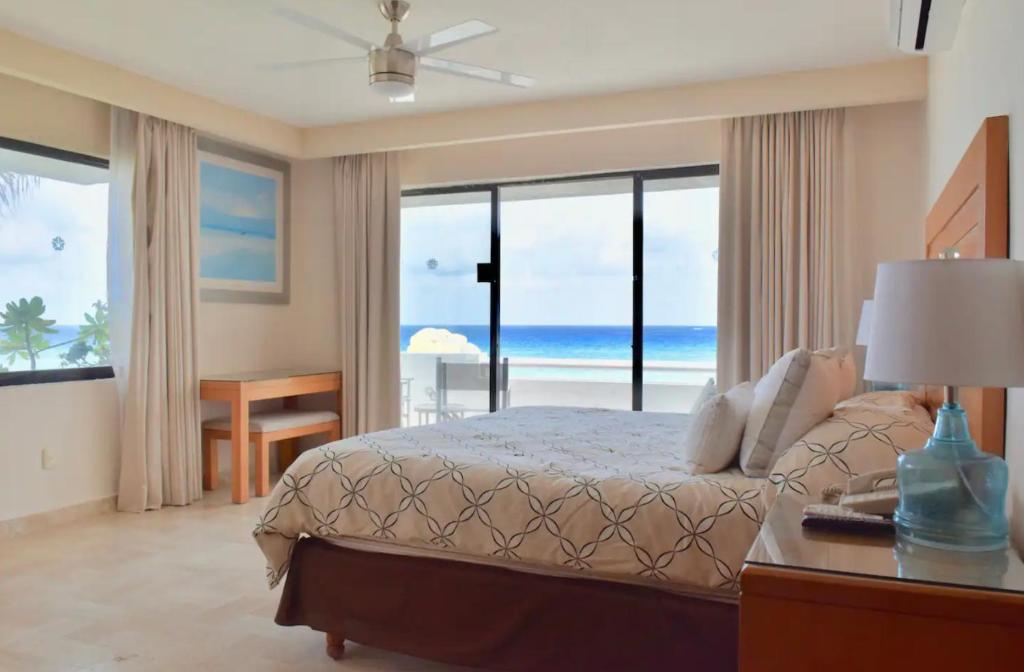 坎昆Ocean front Villa in Cancun Hotel Zone的一间卧室设有一张床,享有海景