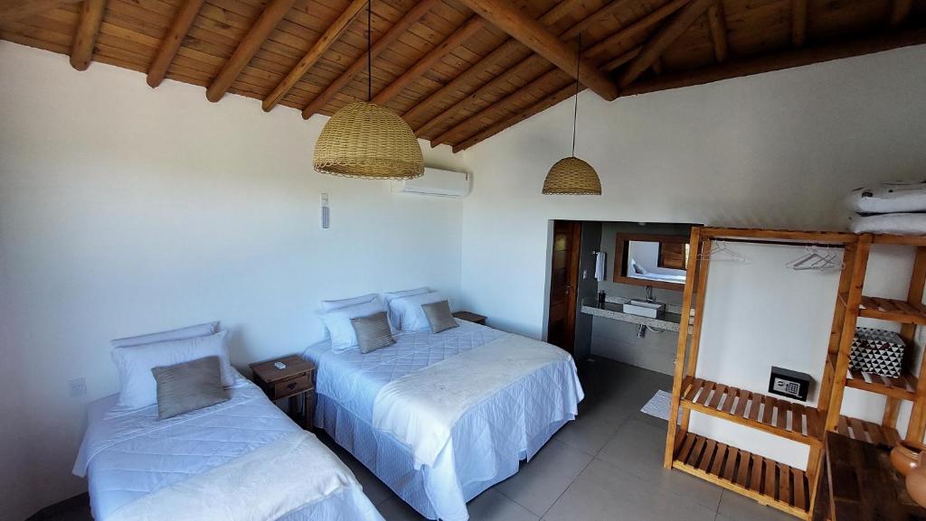 卡拉伊瓦Aldeia Biribiri - Pousada的一间卧室配有两张床和水槽