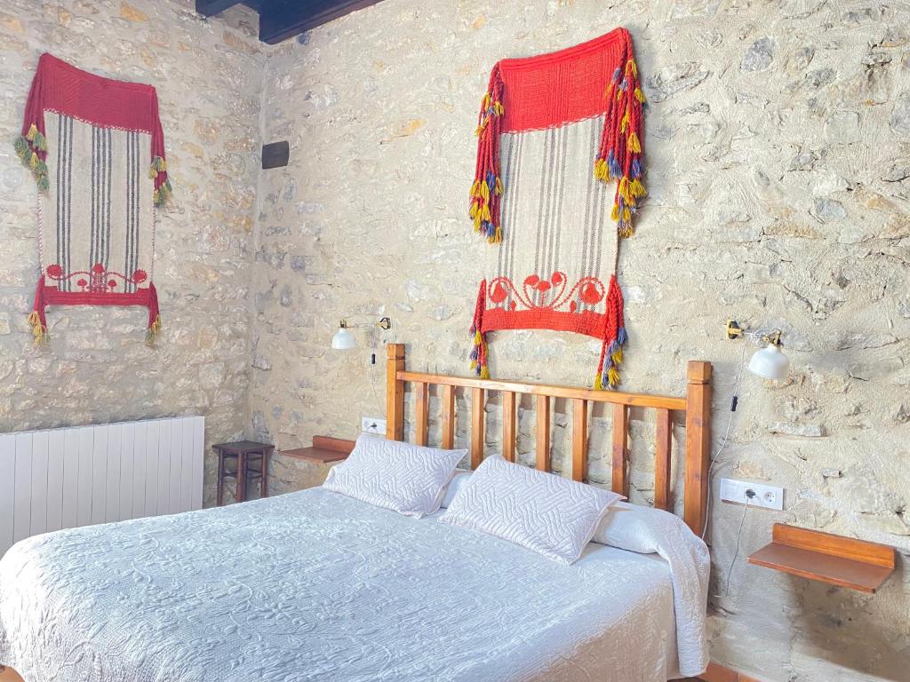 坎塔维耶哈Casa Sara的一间卧室设有一张床和两个红色窗户。