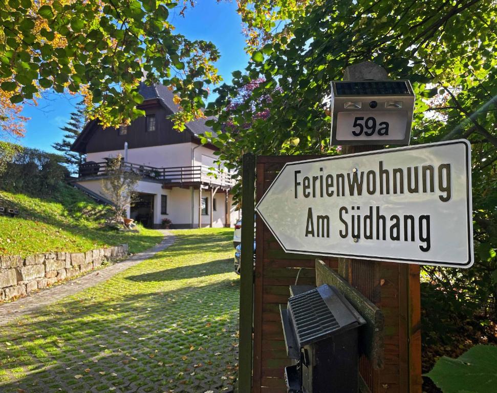 MüglitztalFerienwohnung-Am-Suedhang的房屋前的街道标志