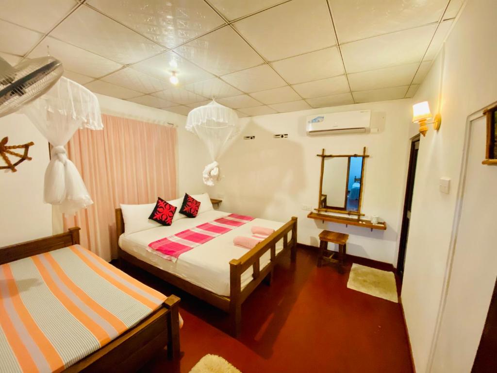 达瓦拉维Sheran Safari House的一间小卧室,配有一张床和镜子