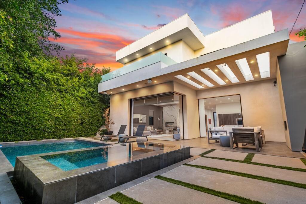 洛杉矶L Villa #K的一座房子前面设有游泳池