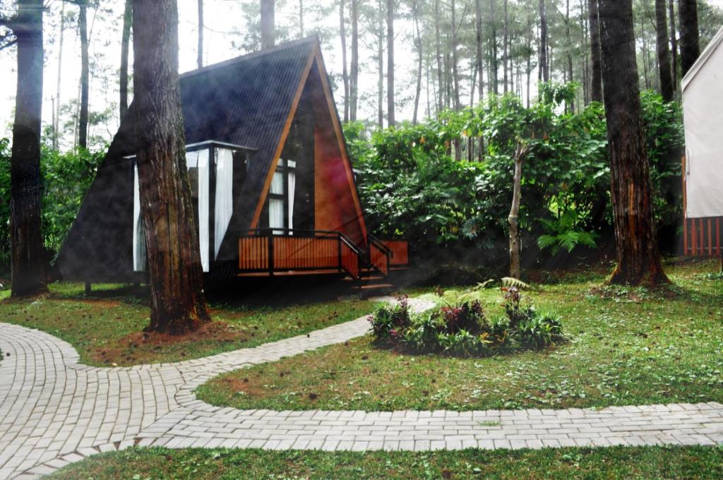 伦邦villa cikole kalaras的树林中的小小屋