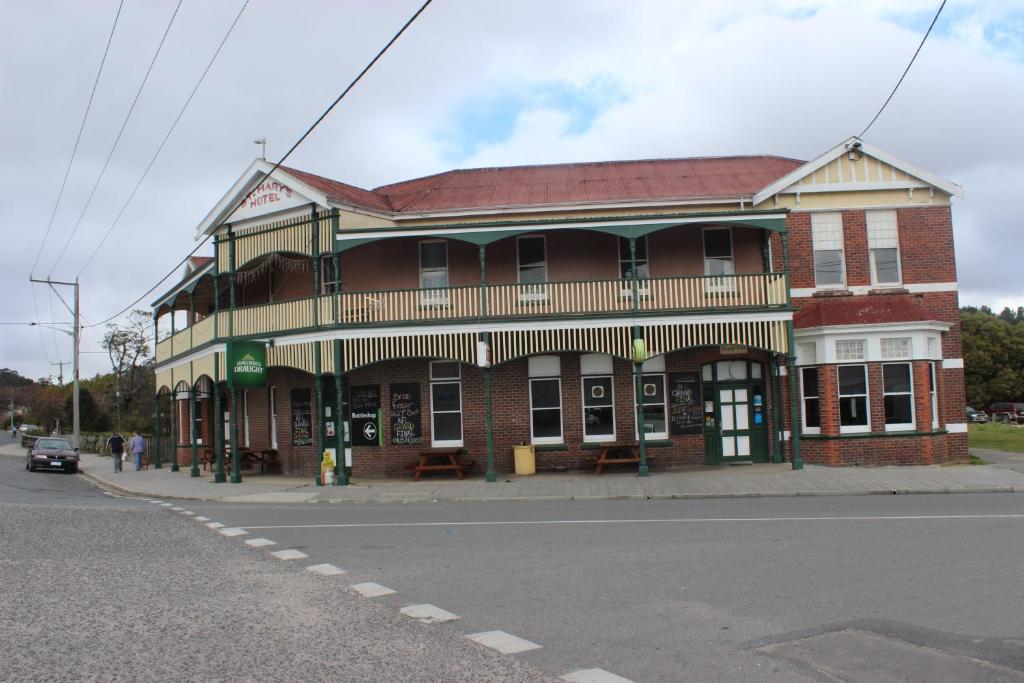 Saint MarysSt Marys Hotel and Bistro的街道拐角处的一块大砖砌建筑