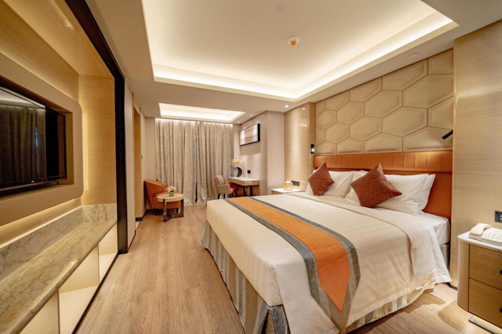 澳门金龙酒店的酒店客房设有一张大床和一台电视。