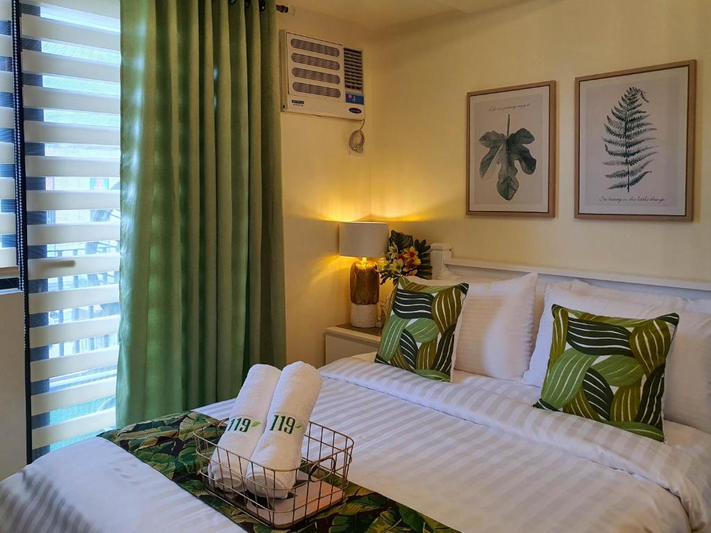 大雅台大雅台绿洲公寓的卧室配有白色的床和2个枕头