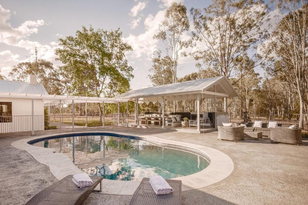 勒弗戴尔Whitevale Luxury Estate的一个带凉亭的庭院内的游泳池